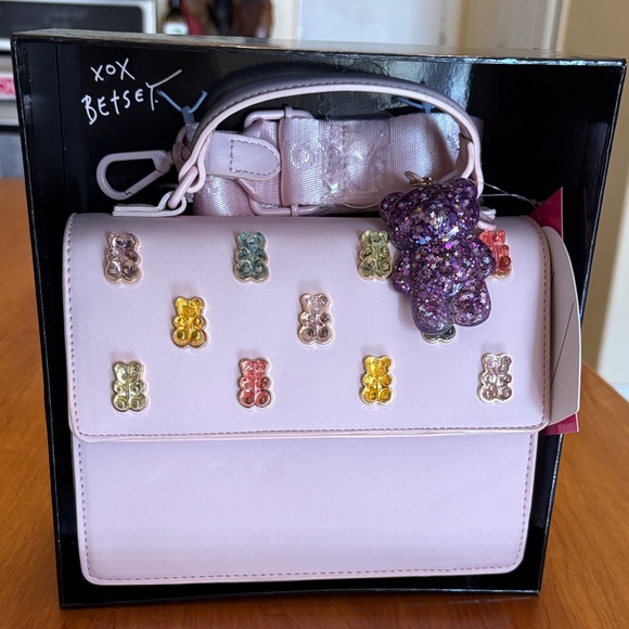 Betsey Johnson gummy bear crossbody with Bear Charm🩷 - Picture 6 of 6